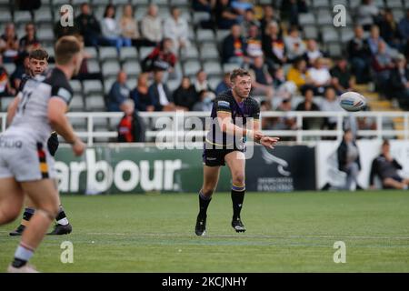 Evan Simons of Newcastle Thunder in azione durante la partita di campionato TRA Newcastle Thunder e Bradford Bulls a Kingston Park, Newcastle, sabato 14th agosto 2021. (Foto di Chris Lishman/MI News/NurPhoto) Foto Stock