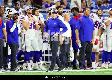 Sean McDermott, allenatore capo di Buffalo Bills, guarda una partita durante la seconda metà di una partita di calcio preseason della NFL tra i Detroit Lions e i Buffalo Bills a Detroit, Michigan USA, venerdì 13 agosto 2021. (Foto di Amy Lemus/NurPhoto) Foto Stock