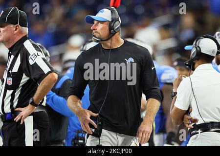 Dan Campbell, allenatore capo dei Detroit Lions, guarda una partita durante la seconda metà di una partita di calcio preseason tra i Detroit Lions e i Buffalo Bills a Detroit, Michigan USA, venerdì 13 agosto 2021. (Foto di Amy Lemus/NurPhoto) Foto Stock