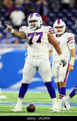 Il lineman offensivo di Buffalo Bills Jamil Douglas (77) gesta prima di una partita durante la seconda metà di una partita di calcio preseason della NFL tra i Detroit Lions e i Buffalo Bills a Detroit, Michigan USA, venerdì 13 agosto 2021. (Foto di Amy Lemus/NurPhoto) Foto Stock