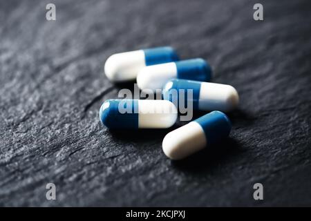 Sport supplementi (creatina capsule) di pietra scura sullo sfondo. Close up. Foto Stock