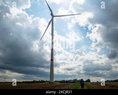 Un uomo sta camminando sotto un mulino a vento, durante la nuova rotta, il sentiero montano olandese intorno al sud del Limburgo, nei Paesi Bassi, il 10th agosto 2021. (Foto di Romy Arroyo Fernandez/NurPhoto) Foto Stock