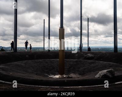 I turisti si godono la vista dalla cima del monte Wilhelminaberg durante il nuovo percorso, il Sentiero alpino olandese intorno al sud del Limburgo, nei Paesi Bassi, il 10th agosto 2021. (Foto di Romy Arroyo Fernandez/NurPhoto) Foto Stock