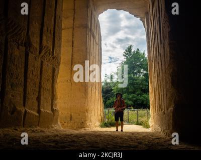 Un uomo guarda all'interno delle grotte di Maastricht Zonneberg, durante la nuova rotta, il Sentiero montano olandese intorno al sud del Limburgo, nei Paesi Bassi, il 13th agosto 2021. (Foto di Romy Arroyo Fernandez/NurPhoto) Foto Stock