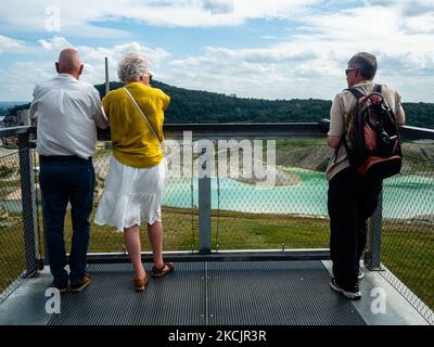 La gente si sta godendo la vista dal Monte San Pietro, alla fine del nuovo percorso, il sentiero montano olandese intorno al sud del Limburgo, nei Paesi Bassi, il 13th agosto 2021. (Foto di Romy Arroyo Fernandez/NurPhoto) Foto Stock