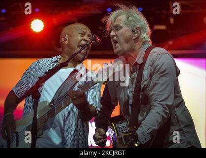 Il musicista canadese Tom Cochrane (R) suona sul palco con Jeff Jones (L) durante l'Edmonton Rock Fest come parte della serie Together Again presso lo storico circuito Infield sull'Edmonton Exhibition Lands (ex Northlands Park) di Edmonton. Sabato, 14 agosto 2021, a Edmonton, Alberta, Canada. (Foto di Artur Widak/NurPhoto) Foto Stock