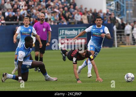 Barrow's Festus Arthur in azione con Tyler Burey di Hartlepool United durante la partita della Sky Bet League 2 tra Barrow e Hartlepool United a Holker Street, Barrow-in-Furness sabato 14th agosto 2021. (Foto di Mark Fletcher/MI News/NurPhoto) Foto Stock