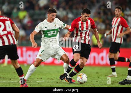 Guido Carrillo e Dani Vivian durante la Liga partita tra Elche CF e Athletic Club a Estadio Martinez Valero il 16 agosto 2021 a Elche, Spagna. (Foto di Rubén de la Fuente Pérez/NurPhoto) Foto Stock