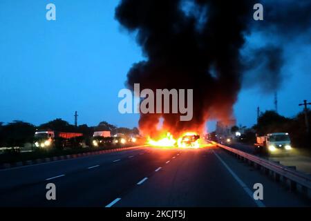 Un incendio scoppiò dopo una collisione tra due camion su una National Highway vicino Ajmer, Rajasthan, India il 17 agosto 2021. Quattro persone hanno bruciato in vita a causa di una collisione. (Foto di Himanshu Sharma/NurPhoto) Foto Stock