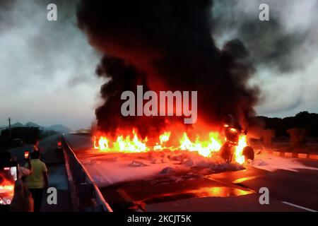 Un incendio scoppiò dopo una collisione tra due camion su una National Highway vicino Ajmer, Rajasthan, India il 17 agosto 2021. Quattro persone hanno bruciato in vita a causa di una collisione. (Foto di Himanshu Sharma/NurPhoto) Foto Stock