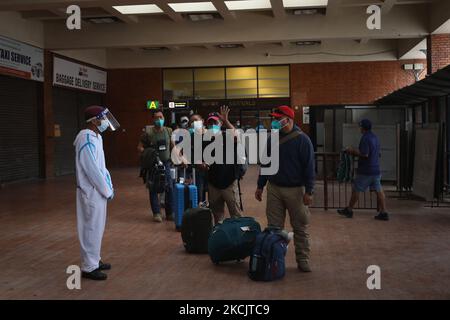 Le persone nepalesi evacuate dall'Afghanistan arrivano all'aeroporto internazionale di Tribhuvan a Kathmandu, Nepal, martedì 17 agosto 2021. Totale 118 nepalesi che lavorano nella Missione americana in Afghanistan sono stati evacuati dopo che i combattenti talebani hanno preso il controllo della capitale afghana Kabul. (Foto di Saroj Baizu/NurPhoto) Foto Stock