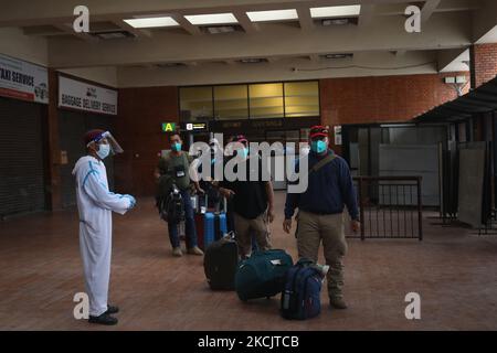 Le persone nepalesi evacuate dall'Afghanistan arrivano all'aeroporto internazionale di Tribhuvan a Kathmandu, Nepal, martedì 17 agosto 2021. Totale 118 nepalesi che lavorano nella Missione americana in Afghanistan sono stati evacuati dopo che i combattenti talebani hanno preso il controllo della capitale afghana Kabul. (Foto di Saroj Baizu/NurPhoto) Foto Stock