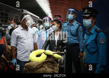 Le persone nepalesi evacuate dall'Afghanistan arrivano all'aeroporto internazionale di Tribhuvan a Kathmandu, Nepal, martedì 17 agosto 2021. Totale 118 nepalesi che lavorano nella Missione americana in Afghanistan sono stati evacuati dopo che i combattenti talebani hanno preso il controllo della capitale afghana Kabul. (Foto di Saroj Baizu/NurPhoto) Foto Stock