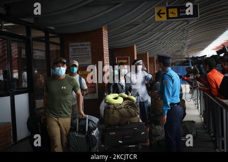 Le persone nepalesi evacuate dall'Afghanistan arrivano all'aeroporto internazionale di Tribhuvan a Kathmandu, Nepal, martedì 17 agosto 2021. Totale 118 nepalesi che lavorano nella Missione americana in Afghanistan sono stati evacuati dopo che i combattenti talebani hanno preso il controllo della capitale afghana Kabul. (Foto di Saroj Baizu/NurPhoto) Foto Stock