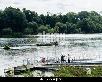 Al fiume mouse, dove si trova il confine tra il Belgio (città di Lanaye) e i Paesi Bassi (città di Eijsden), la spazzatura è ancora visibile in alcuni degli alberi, il 13th agosto 2021. (Foto di Romy Arroyo Fernandez/NurPhoto) Foto Stock