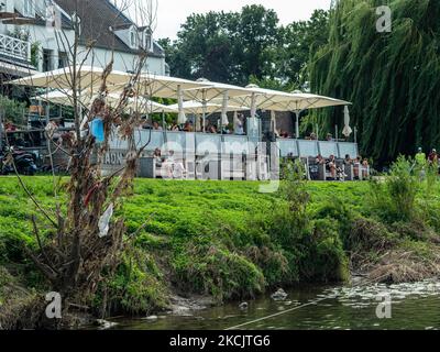 Al fiume mouse, dove si trova il confine tra il Belgio (città di Lanaye) e i Paesi Bassi (città di Eijsden), la spazzatura è ancora visibile in alcuni degli alberi, il 13th agosto 2021. (Foto di Romy Arroyo Fernandez/NurPhoto) Foto Stock