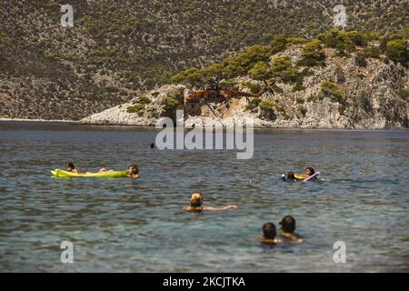 L'elicottero pompiere ha rivelato con acqua durante un incendio nella zona di Villia, a nord-ovest di Atene, in Grecia, 17 agosto 2021. (Foto di Dimitris Lampropoulos/NurPhoto) Foto Stock