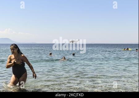 L'elicottero pompiere ha rivelato con acqua durante un incendio nella zona di Villia, a nord-ovest di Atene, in Grecia, 17 agosto 2021. (Foto di Dimitris Lampropoulos/NurPhoto) Foto Stock