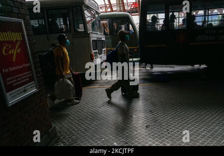 Il popolo nepalese evacuato dall'Afghanistan è arrivato all'aeroporto internazionale di Tribhuvan a Kathmandu, Nepal, il 17 agosto 2021. (Foto di Sunil Pradhan/NurPhoto) Foto Stock