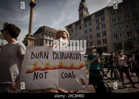 Gli ambientalisti protestano a Monaco di Baviera, in Germania, il 13 agosto 2021 per sensibilizzare il pubblico sui cambiamenti climatici . In occasione dei vari eventi organizzati per il 24 settembre 2021, che si terranno in tutti i continenti del mondo. (Foto di Andrea Ronchini/NurPhoto) Foto Stock