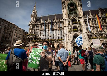 Gli ambientalisti protestano a Monaco di Baviera, in Germania, il 13 agosto 2021 per sensibilizzare il pubblico sui cambiamenti climatici . In occasione dei vari eventi organizzati per il 24 settembre 2021, che si terranno in tutti i continenti del mondo. (Foto di Andrea Ronchini/NurPhoto) Foto Stock