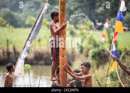 Panjat pinang in celebrazione della giornata dell'indipendenza a Banten, Indonesia il 17 agosto 2021. Sebbene l'Indonesia occupi ancora la posizione di primo piano di nuovi decessi a causa del COVID-19 nel mondo, attraverso la continua estensione delle restrizioni alle attività comunitarie, il numero di decessi è diminuito. (Foto di Donal Husni/NurPhoto) Foto Stock