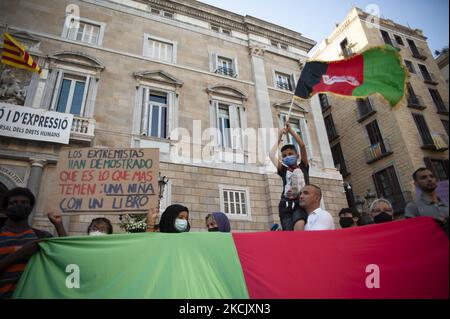 I demontratori hanno dei segnali durante una protesta per sensibilizzare sulla situazione in Afghanistan, a Barcellona, in Spagna, il 18 agosto 2021. (Foto di Charlie Perez/NurPhoto) Foto Stock
