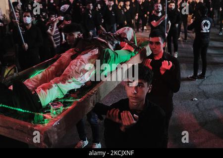 Un giorno prima di Ashura, gli sciiti si sono riuniti per l'evento religioso della Tasoua a Istanbul, in Turchia, il 18 agosto 2021. Esso commemora l'assassinio del nipote di Muhammad, Imam Hussein, da parte degli eserciti del califfo Yazid nel 680 d.C. (Foto di Umit Turhan Coskun/NurPhoto) Foto Stock