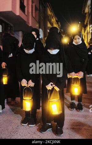 Un giorno prima di Ashura, gli sciiti si sono riuniti per l'evento religioso della Tasoua a Istanbul, in Turchia, il 18 agosto 2021. Esso commemora l'assassinio del nipote di Muhammad, Imam Hussein, da parte degli eserciti del califfo Yazid nel 680 d.C. (Foto di Umit Turhan Coskun/NurPhoto) Foto Stock