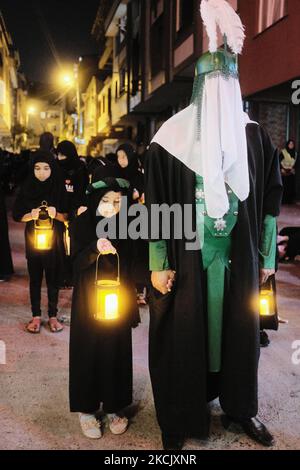 Un giorno prima di Ashura, gli sciiti si sono riuniti per l'evento religioso della Tasoua a Istanbul, in Turchia, il 18 agosto 2021. Esso commemora l'assassinio del nipote di Muhammad, Imam Hussein, da parte degli eserciti del califfo Yazid nel 680 d.C. (Foto di Umit Turhan Coskun/NurPhoto) Foto Stock