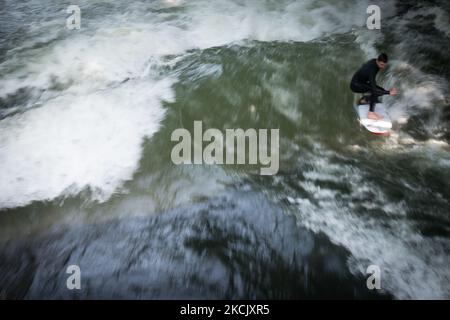 Persone all'Englischer Garten, il 15 ,2021 agosto a Monaco di Baviera, Germania. L'Eisbach è un fiume artificiale di Monaco, che scorre anche per un lungo tratto attraverso il parco Englischer Garten. Questo fiume è particolarmente noto per il suo afflusso di surfisti, che approfittano dell'onda in piedi per divertirsi ogni mese dell'anno. (Foto di Andrea Ronchini/NurPhoto) Foto Stock