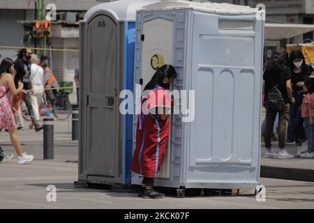 Una donna della comunità indigena Triqui aspetta di entrare in un gabinetto pubblico a Città del Messico, durante l'emergenza sanitaria COVID-19 e il semaforo epidemiologico rosso nella capitale. (Foto di Gerardo Vieyra/NurPhoto) Foto Stock