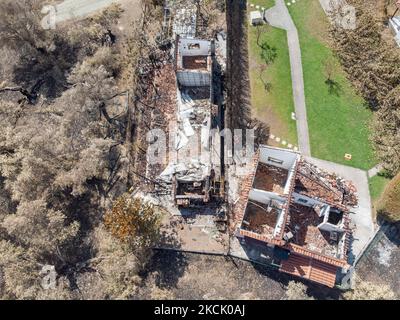 Case bruciate vicino Agia Anna. Vista panoramica aerea a volo d'uccello di un drone mostra devastanti conseguenze di incendi boschivi nell'isola di Evia in Grecia dopo l'incendio che durò quasi 10 giorni bruciando foreste, pini, oliveti, case, villaggi, imprese, veicoli, campeggio, reti elettriche, animali ecc , conducendo molte evacuazioni di villaggi. EUBEA Island, Grecia il 2021 agosto (Foto di Nicolas Economou/NurPhoto) Foto Stock