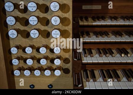 Clausthal Zellerfeld, Germania. 04th Nov 2022. Vista delle fermate con la console dell'organo nel Geist Marktkirche zum Heiligen. Il nuovo organo della chiesa lignea più grande della Germania sarà inaugurato nel primo Avvento. Credit: Swen Pförtner/dpa/Alamy Live News Foto Stock