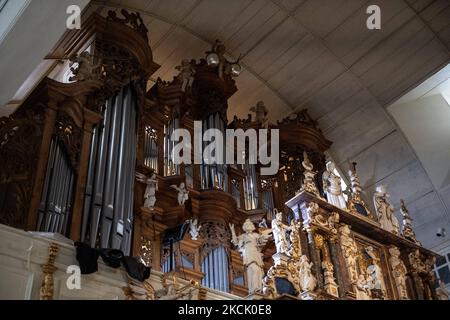 Clausthal Zellerfeld, Germania. 04th Nov 2022. Vista della prospettiva d'organo dietro l'altare nel Geist di Marktkirche zum Heiligen. Il nuovo organo della chiesa lignea più grande della Germania sarà inaugurato nel primo Avvento. Credit: Swen Pförtner/dpa/Alamy Live News Foto Stock