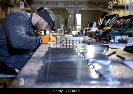 Clausthal Zellerfeld, Germania. 04th Nov 2022. I costruttori di organi lavorano su tubi dell'organo nel Geist di Marktkirche zum Heiligen. Il nuovo organo della chiesa lignea più grande della Germania sarà inaugurato nel primo Avvento. Credit: Swen Pförtner/dpa/Alamy Live News Foto Stock