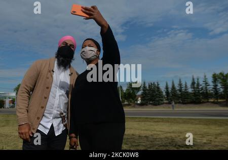 Jagmeet Singh, leader del New Democratic Party, si pone per selfie con un sostenitore locale dopo una conferenza stampa a Edmonton, durante la campagna di oggi in Alberta. Giovedì, 19 agosto 2021, a Edmonton, Alberta, Canada. (Foto di Artur Widak/NurPhoto) Foto Stock