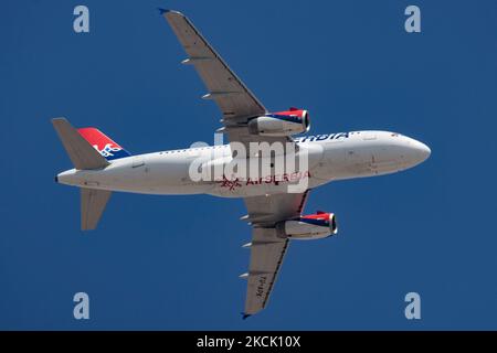 Un aereo Air Serbia Airbus A319 della compagnia di bandiera serba con registrazione YU-APK come visto atterrare all'aeroporto internazionale di Salonicco Makedonia SKG LGTS in arrivo da Belgrado, la capitale serba. Salonicco è una popolare destinazione estiva per i viaggi stagionali per le spiagge e la natura di Halkidiki e Pieria nelle vicinanze. Il traffico passeggeri è diminuito a causa della pandemia di Coronavirus del Covid-19 che ha colpito l'industria del turismo e dell'aviazione. Salonicco, Grecia su Austust 16, 2021 (Foto di Nicolas Economou/NurPhoto) Foto Stock