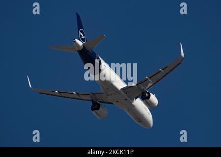 Un aereo Lufthansa Airbus A320-271N - Airbus A320neo con registrazione D-AIJA visto atterrare all'aeroporto internazionale di Salonicco Makedonia SKG LGTS. Salonicco è una popolare destinazione estiva per i viaggi stagionali per le spiagge e la natura di Halkidiki e Pieria nelle vicinanze. Il traffico passeggeri è diminuito a causa della pandemia di Coronavirus del Covid-19 che ha colpito l'industria del turismo e dell'aviazione. Salonicco, Grecia su Austust 16, 2021 (Foto di Nicolas Economou/NurPhoto) Foto Stock