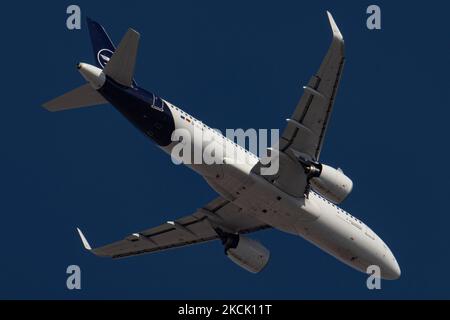 Un aereo Lufthansa Airbus A320-271N - Airbus A320neo con registrazione D-AIJA visto atterrare all'aeroporto internazionale di Salonicco Makedonia SKG LGTS. Salonicco è una popolare destinazione estiva per i viaggi stagionali per le spiagge e la natura di Halkidiki e Pieria nelle vicinanze. Il traffico passeggeri è diminuito a causa della pandemia di Coronavirus del Covid-19 che ha colpito l'industria del turismo e dell'aviazione. Salonicco, Grecia su Austust 16, 2021 (Foto di Nicolas Economou/NurPhoto) Foto Stock