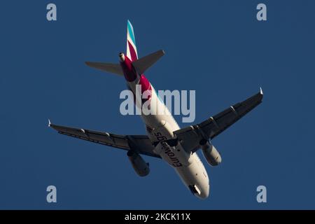 Eurowings Airbus A319 aereo con registrazione D-AGWC visto sbarco all'aeroporto internazionale di Salonicco Makedonia SKG LGTS. Salonicco è una popolare destinazione estiva per i viaggi stagionali per le spiagge e la natura di Halkidiki e Pieria nelle vicinanze. Il traffico passeggeri è diminuito a causa della pandemia di Coronavirus del Covid-19 che ha colpito l'industria del turismo e dell'aviazione. Salonicco, Grecia su Austust 16, 2021 (Foto di Nicolas Economou/NurPhoto) Foto Stock