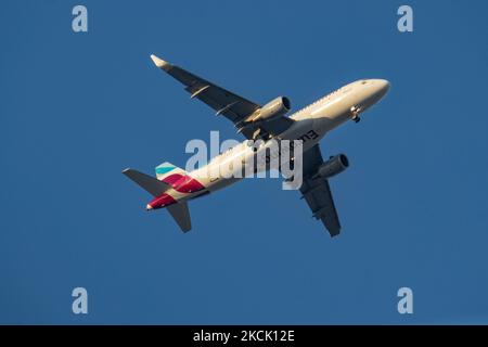 Eurowings Airbus A320 aereo con registrazione D-AEWP visto atterrare all'aeroporto internazionale di Salonicco Makedonia SKG LGTS. Salonicco è una popolare destinazione estiva per i viaggi stagionali per le spiagge e la natura di Halkidiki e Pieria nelle vicinanze. Il traffico passeggeri è diminuito a causa della pandemia di Coronavirus del Covid-19 che ha colpito l'industria del turismo e dell'aviazione. Salonicco, Grecia su Austust 16, 2021 (Foto di Nicolas Economou/NurPhoto) Foto Stock