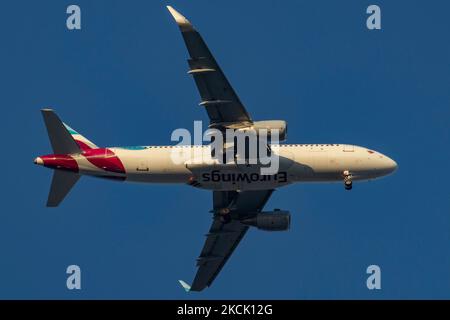 Eurowings Airbus A320 aereo con registrazione D-AEWP visto atterrare all'aeroporto internazionale di Salonicco Makedonia SKG LGTS. Salonicco è una popolare destinazione estiva per i viaggi stagionali per le spiagge e la natura di Halkidiki e Pieria nelle vicinanze. Il traffico passeggeri è diminuito a causa della pandemia di Coronavirus del Covid-19 che ha colpito l'industria del turismo e dell'aviazione. Salonicco, Grecia su Austust 16, 2021 (Foto di Nicolas Economou/NurPhoto) Foto Stock