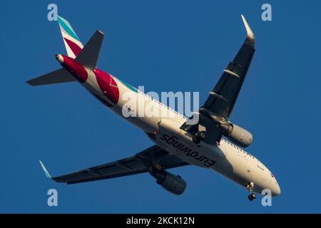 Eurowings Airbus A320 aereo con registrazione D-AEWP visto atterrare all'aeroporto internazionale di Salonicco Makedonia SKG LGTS. Salonicco è una popolare destinazione estiva per i viaggi stagionali per le spiagge e la natura di Halkidiki e Pieria nelle vicinanze. Il traffico passeggeri è diminuito a causa della pandemia di Coronavirus del Covid-19 che ha colpito l'industria del turismo e dell'aviazione. Salonicco, Grecia su Austust 16, 2021 (Foto di Nicolas Economou/NurPhoto) Foto Stock