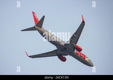 Jet2 Jet2.com, una compagnia aerea britannica a basso costo per il tempo libero, un aeromobile Boeing 737-8FH(WL) con registrazione G-DRTI come visto atterrare all'aeroporto internazionale di Salonicco Makedonia SKG LGTS. Salonicco è una popolare destinazione estiva per i viaggi stagionali per le spiagge e la natura di Halkidiki e Pieria nelle vicinanze. Il traffico passeggeri è diminuito a causa della pandemia di Coronavirus del Covid-19 che ha colpito l'industria del turismo e dell'aviazione. Salonicco, Grecia su Austust 16, 2021 (Foto di Nicolas Economou/NurPhoto) Foto Stock