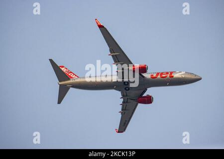 Jet2 Jet2.com, una compagnia aerea britannica a basso costo per il tempo libero, un aeromobile Boeing 737-8FH(WL) con registrazione G-DRTI come visto atterrare all'aeroporto internazionale di Salonicco Makedonia SKG LGTS. Salonicco è una popolare destinazione estiva per i viaggi stagionali per le spiagge e la natura di Halkidiki e Pieria nelle vicinanze. Il traffico passeggeri è diminuito a causa della pandemia di Coronavirus del Covid-19 che ha colpito l'industria del turismo e dell'aviazione. Salonicco, Grecia su Austust 16, 2021 (Foto di Nicolas Economou/NurPhoto) Foto Stock