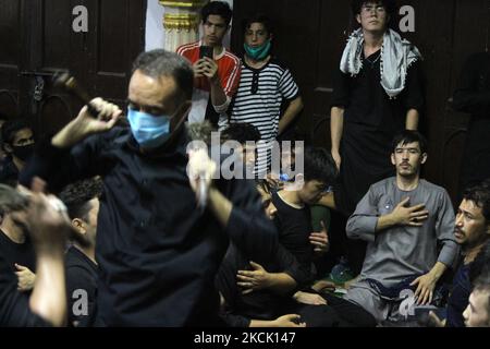 I rifugiati musulmani afghani sciiti che vivono in India si flagellano durante una processione per celebrare Ashura- l'anniversario della morte di Imam Hussein, nipote del Profeta Mohammad, a Nuova Delhi, in India, il 20 agosto 2021. (Foto di Mayank Makhija/NurPhoto) Foto Stock