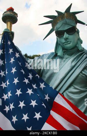 Street performer vestito come la Statua della libertà a Central Park a New York, USA. (Foto di Creative Touch Imaging Ltd./NurPhoto) Foto Stock