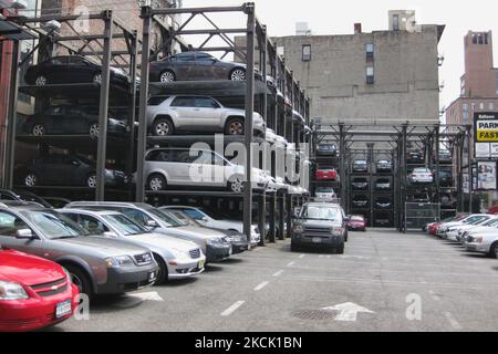 Parcheggio auto impilamento auto per risparmiare spazio prezioso nella città affollata di Manhattan, New York, USA. (Foto di Creative Touch Imaging Ltd./NurPhoto) Foto Stock