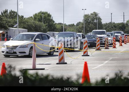 Mentre la variante Delta si diffonde rapidamente attraverso il Texas, una nuova iniziativa a Houston incentiva i residenti non vaccinati a farsi inoculare assegnando loro ciascuno un centinaio di dollari dopo la loro prima iniezione. Houstonians si è allineato per le miglia il 20th agosto 2021 ad un luogo provvisorio di vaccinazione vicino allo stadio di NRG per approfittare dell'iniziativa. Quelli con fuori le automobili si sono levati in piedi nel calore pericoloso, un indice di calore verso l'alto di 100 gradi fahrenheit, per ottenere eventualmente i loro vaccini e soldi. (Foto di Reginald Mathalone/NurPhoto) Foto Stock